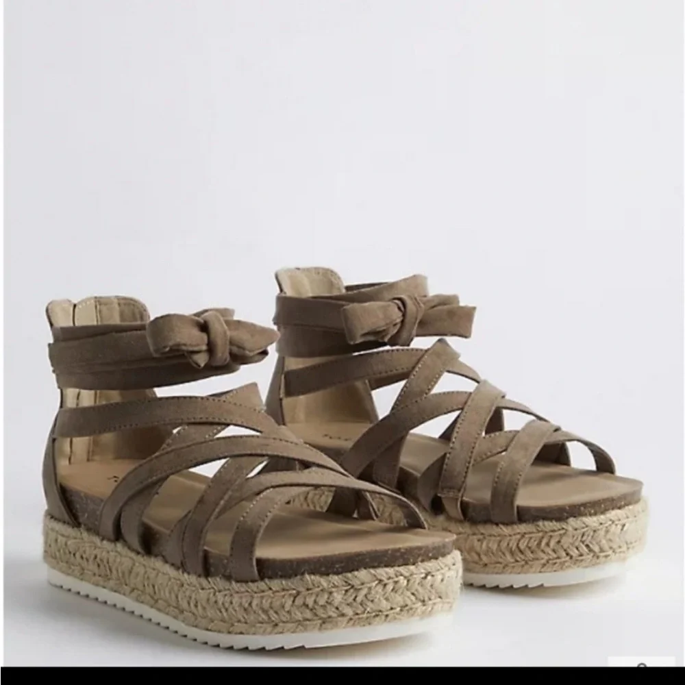 NWT& box 4S STRAPPY FLATFORM SANDAL - FAUX SUEDE TAUPE size 10